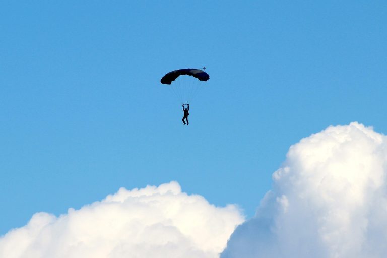 wypadek żołnierza spadochron